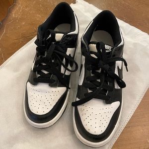 Nike used black white popular low tops Pandas